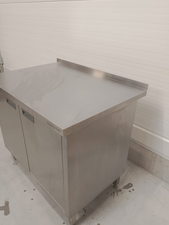 Stół z drzwiami skrzydłowymi 100x70