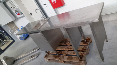 Stół ze zlewem i miejscem na lodówkę 230x60x85