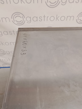 Podstawa pod urządzenia z możliwością przykręcania do ściany.